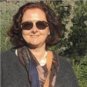 Docente di lingua inglese in pensione impartisce lezioni a studenti della scuola media e superiori